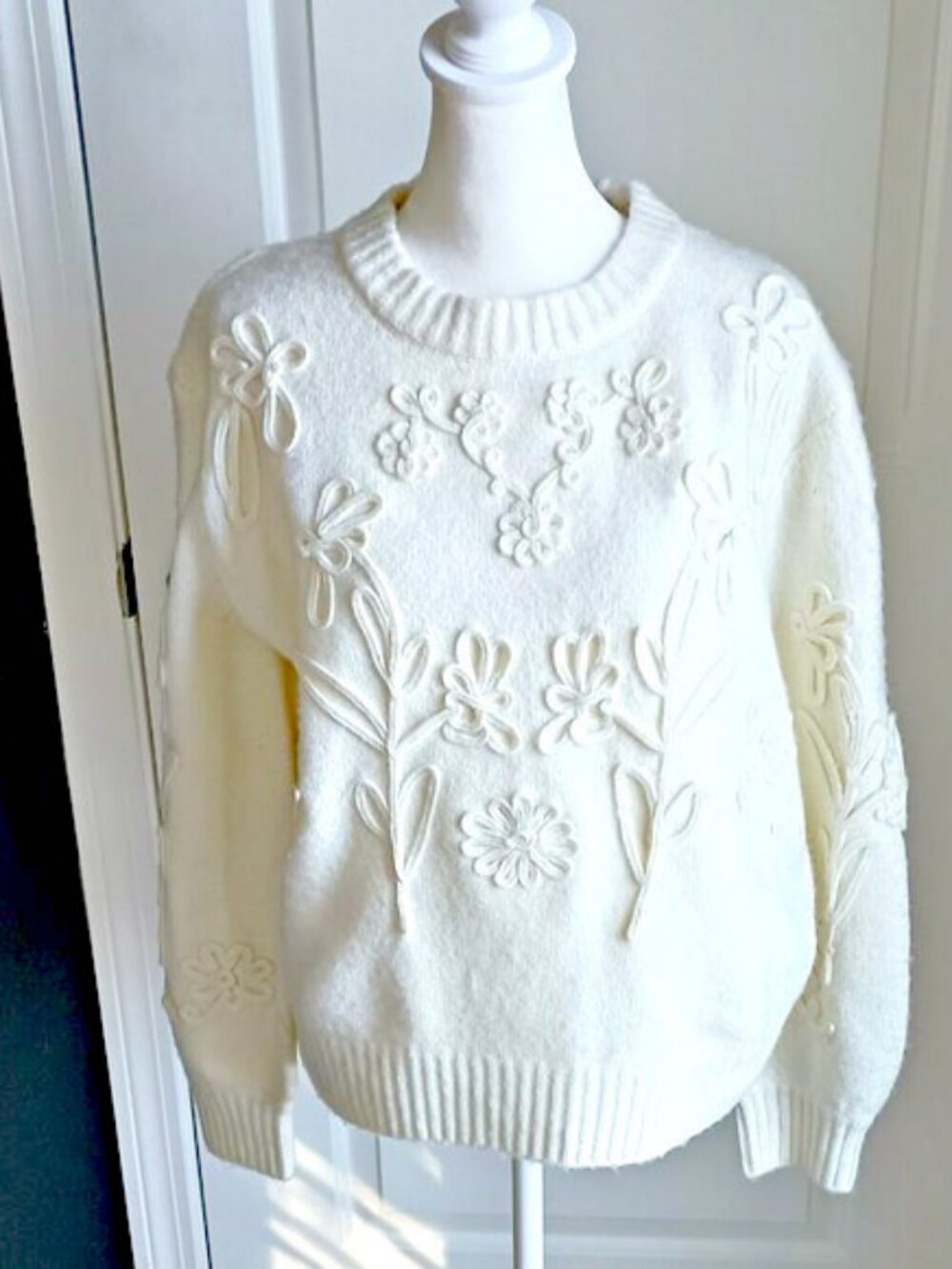 NEW! OVERSIZED EMBROIDERED SWEATER ELIE TAHARI